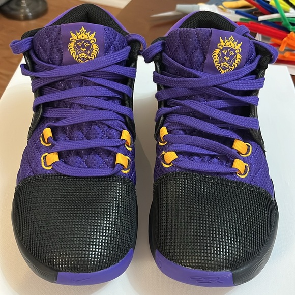 Nike LeBron Witness 8 Basketball Shoes
Color: Black/Gold/Purple
Quantity: 1 - Picture 4 of 11